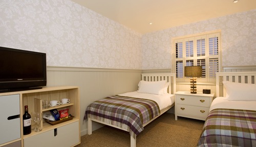 Habitación triple, baño privado (2 single beds and 1 single sofa bed)