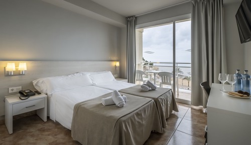 Habitación doble vista mar con salón (2 adultos + 2 niños), terraza
