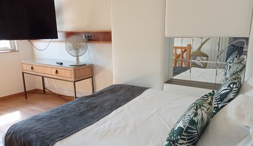 Habitación superior con 1 cama doble o 2 individuales, 1 cama doble, baño privado