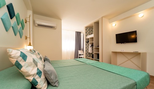 Habitación con 2 camas individuales, balcón