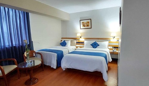 Habitación con 2 camas individuales, varias camas