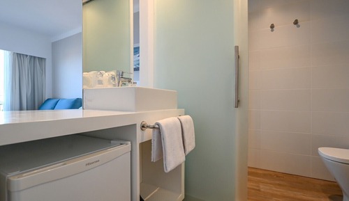 Habitación junior con 1 cama doble o 2 individuales, balcón, vistas al mar (3 Adults + 1 Child)