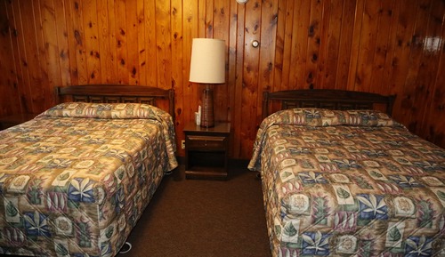 Habitación básica, varias camas
