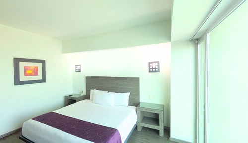 Habitación king con vista a la calle