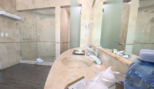 Master Suite con jacuzzi y vista a la calle