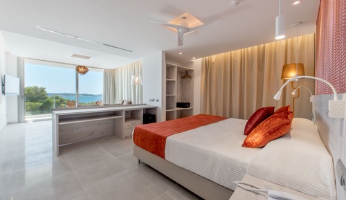 Suite junior, bañera de hidromasaje, vistas al jardín