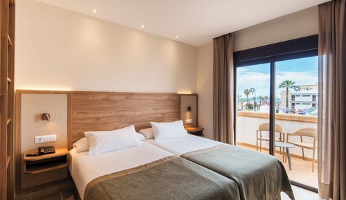 Habitación doble con terraza, vistas laterales al mar y piscina