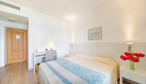 Habitación familiar, varias camas, vistas al jardín