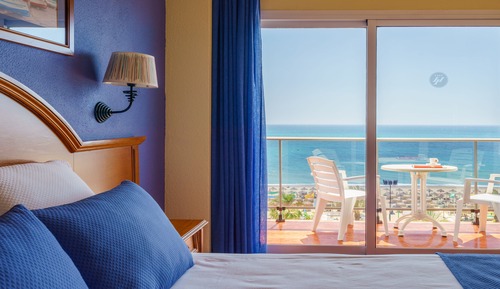 Habitación con 2 camas con vistas al mar y terraza para 2 adultos y 1 niño