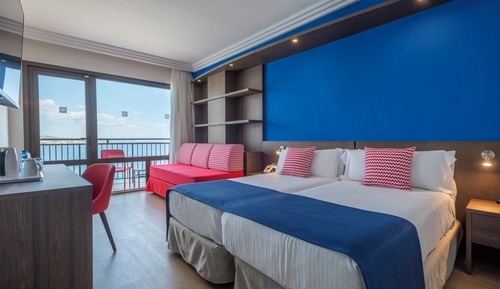 Habitación doble superior, vistas parciales al mar