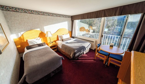 Habitación, varias camas, vistas al río