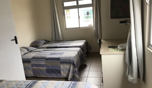 Habitación cuádruple, frigorífico y microondas (Piso Superior)