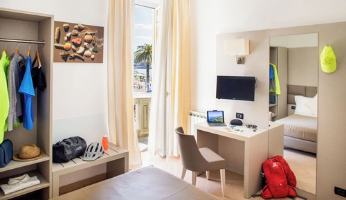 Habitación individual, balcón, vistas parciales al mar
