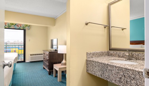 Suite (Queen Suite Handicap Accessible)
