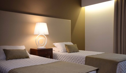 Habitación con 2 camas individuales, balcón