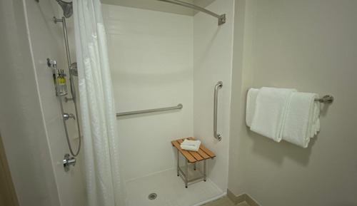 Habitación estándar, 2 camas de matrimonio (Communications, Roll-In Shower)