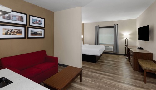 Suite, 1 cama de matrimonio grande con sofá cama, no fumadores (Roll-In Shower, Kitchenette)