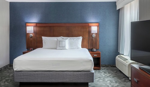 Suite, 1 cama de matrimonio grande con sofá cama (Mobility/Hearing Accessible, Tub)