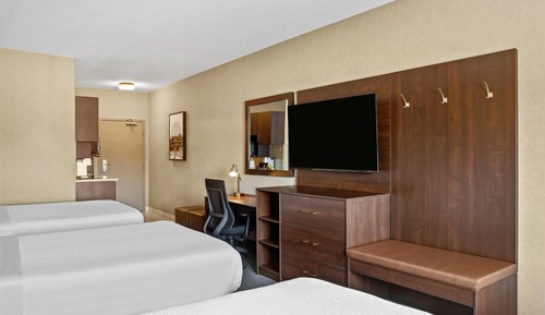 Habitación Deluxe, varias camas, frigorífico y microondas