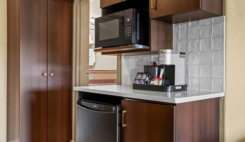 Habitación Deluxe, varias camas, frigorífico y microondas