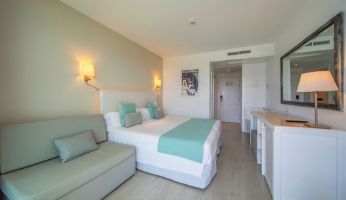 Habitación doble, balcón, vistas parciales al mar (2 Adults + 1 Child)
