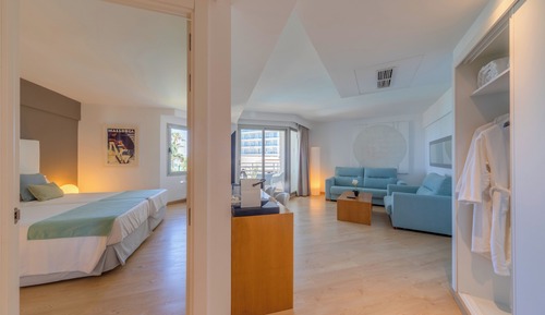 Suite, balcón, vistas parciales al mar (3 Adults + 1 Child)