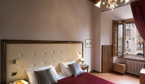 Habitación estándar con 1 cama doble o 2 individuales, vistas a la ciudad