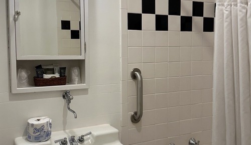 Habitación económica doble, baño privado (Interior Queen)