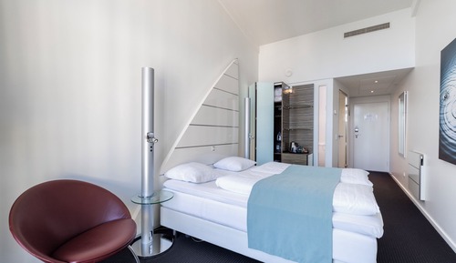 Habitación superior con 1 cama doble o 2 individuales, vistas al puerto