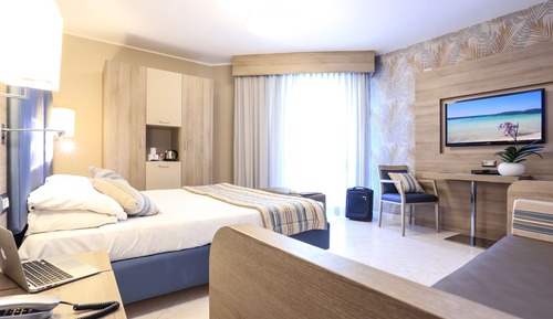 Habitación triple superior, balcón
