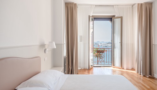 Habitación triple, vistas al mar