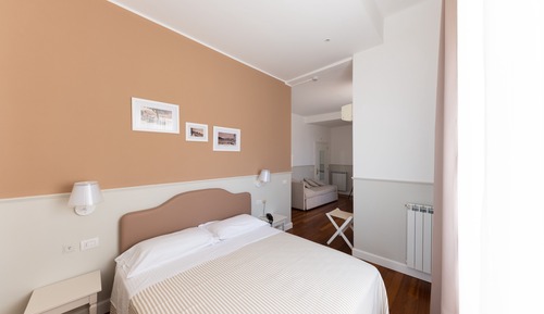 Habitación cuádruple, vistas parciales al mar