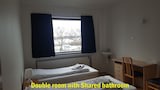 Habitación con 2 camas individuales, baño compartido