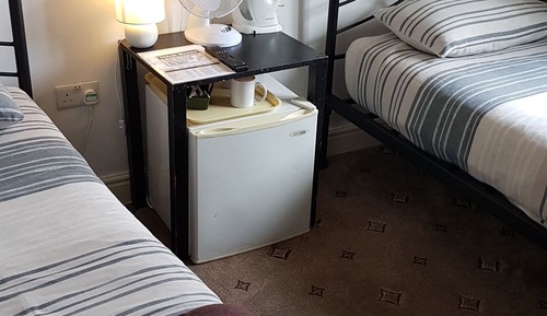 Habitación con 2 camas individuales, baño privado