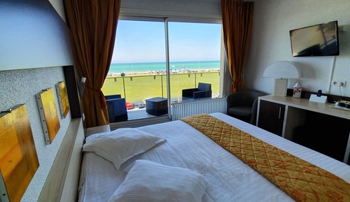 Habitación superior con 1 cama doble o 2 individuales, vistas al mar