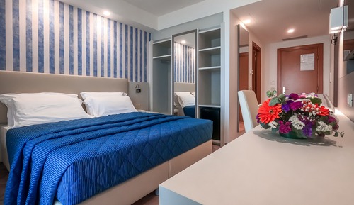 Habitación superior con 1 cama doble o 2 individuales