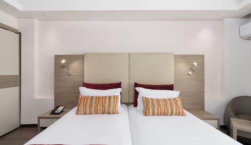 Habitación estándar con 2 camas individuales, vistas parciales al mar