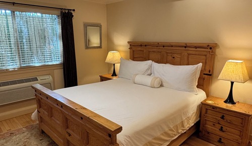 Deluxe King Suite 