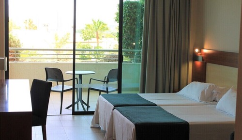 Habitación triple, terraza (2 Adults + 1 Child)