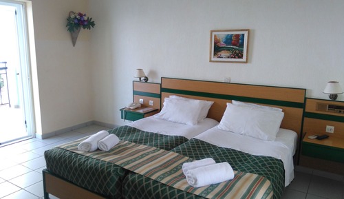 Habitación con 1 cama doble o 2 individuales, vistas parciales al mar