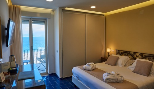 Habitación doble superior, 1 cama doble o 2 individuales, balcón, vistas al mar