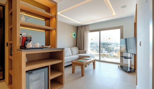 Suite, balcón (2 Adults and 2 Children)