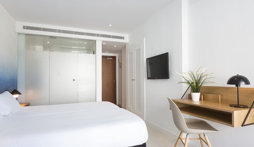 Habitación triple, balcón, vistas parciales al mar (2 Adults + 1 Child)