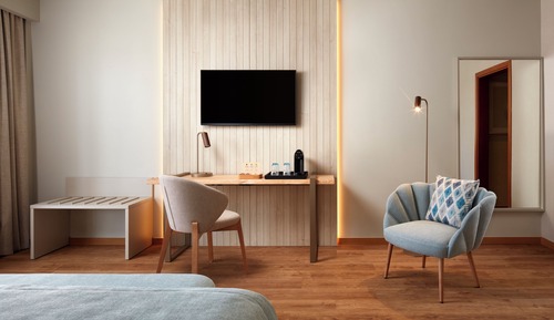 Habitación superior con 1 cama doble o 2 individuales, vistas parciales al mar