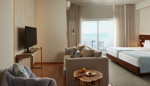 Habitación superior con 1 cama doble o 2 individuales, vistas al mar