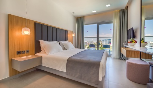 Habitación estándar con 1 cama doble o 2 individuales, vistas parciales al mar
