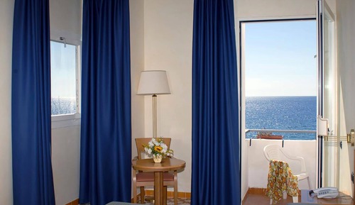Habitación superior con 1 cama doble o 2 individuales, balcón, vistas al mar