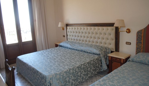 Habitación triple, balcón, vistas al mar