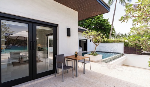 Grand Pool Suite Beachfront