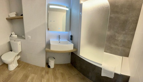 Habitación triple Confort, 1 cama de matrimonio con sofá cama, vistas a la ciudad